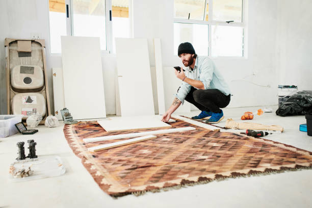 متخصص سئو در حال بهینه سازی فنی تصاویر برای وبسایت فروشگاهی