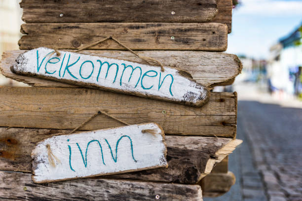 تابلوی خوشآمدگویی چوبی در ورودی اقامتگاه، نماد استقبال گرم از مهمانان در دنیای واقعی و دیجیتال (وبسایت)