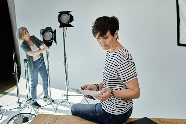 یک زوج خوشحال در استودیو عکاسی، نمونهای موفق از جذب مشتری عکاسی و نمایش کار حرفهای در وبسایت