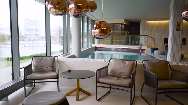 بازاریابی محتوای هتل با نمایش امکانات لوکس مانند استخر و اسپا