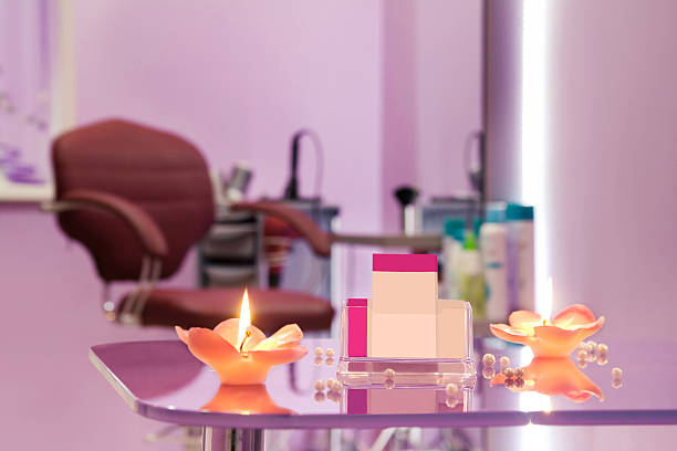 فضای داخلی یک سالن زیبایی لوکس آماده برای بازاریابی آنلاین و جذب مشتری