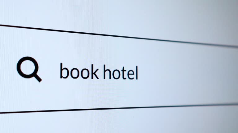 استراتژی سئو هتل برای جذب مسافر آنلاین در مشهد با تحقیق کلمات کلیدی صوتی
