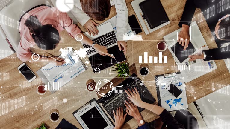 تیم حقوقی در حال مشاوره به یک استارتاپ - بازاریابی حقوقی