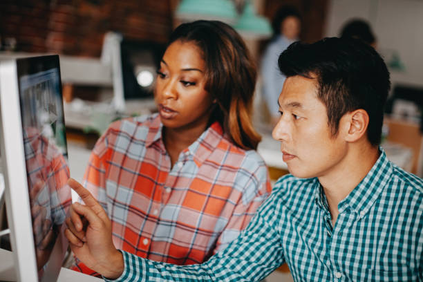 تیم معماری در حال بررسی وبسایت کارخانه شیشه برای انتخاب محصول