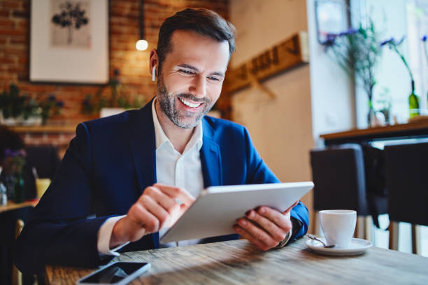 صاحب کسب و کار در حال مدیریت هوشمند سفارشات با نرم افزار مدیریتی رستوران پینو سایت