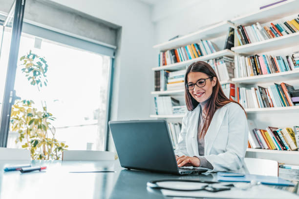 متخصص گفتاردرمانی در حال مشاوره برای برندینگ آنلاین کلینیک