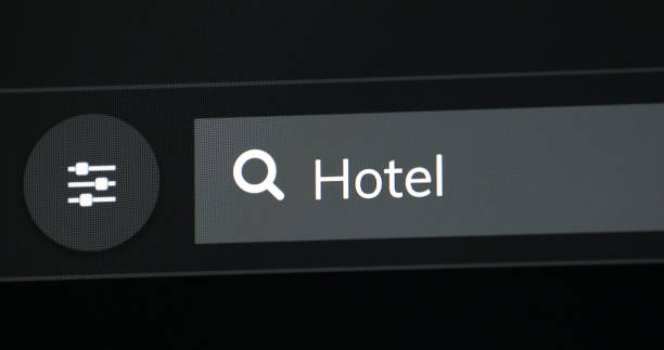 جستجو برای رزرو هتل و اقامتگاه بومگردی نوار جستجوی گوگل با کلمه هتل، نمادی از اهمیت سئو برای افزایش رزرو هتل و اقامتگاه