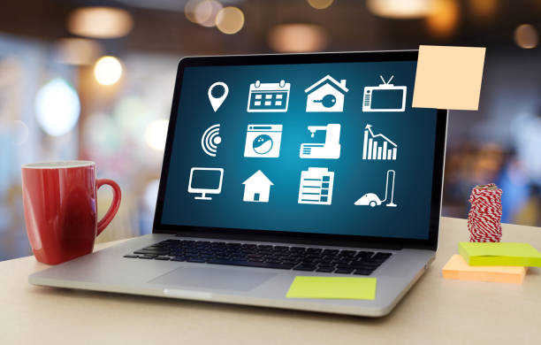 تجربه کاربری لذتبخش در رزرو آنلاین کاربری که با لبخند به موبایل خود نگاه میکند، نمادی از تجربه کاربری آسان و رزرو بیدردسر هتل