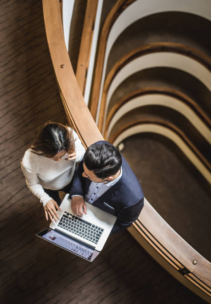 تیم حرفهای در حال برنامهریزی برای بازاریابی دیجیتال هتل