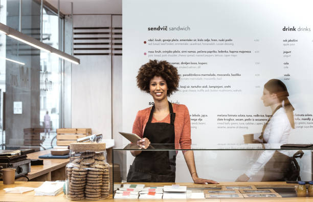 صاحب کافی شاپ و اهمیت برندینگ دیجیتال برندینگ دیجیتال برای کسب و کار کوچک مانند کافی شاپ