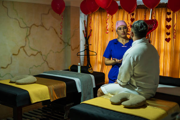 متخصص ماساژ در حال ارائه خدمات در مرکز ماساژ بهینهسازی شده برای سئو محلی جهت افزایش رزرو