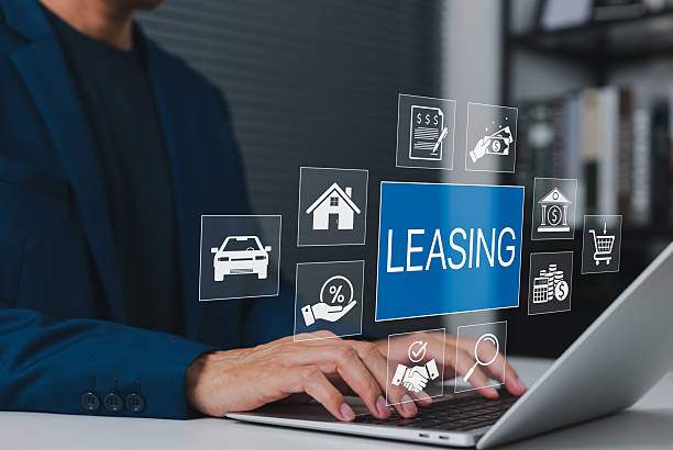 کسب و کار آنلاین شرکت‌های لیزینگ با لپتاپ و آیکون‌های خدمات مالی