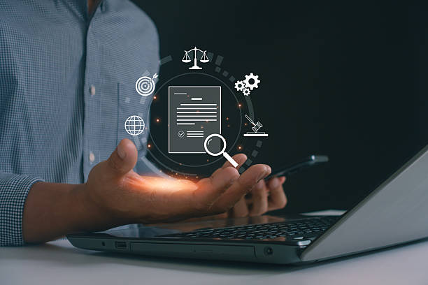 تولید محتوای تخصصی برای وبسایتهای حقوقی بررسی دقیق اسناد حقوقی با ذرهبین