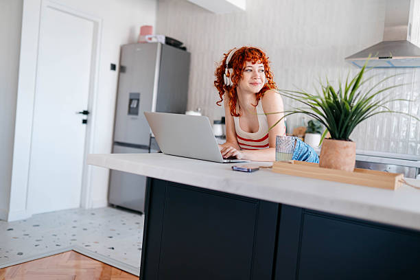 متخصص تغذیه در حال تدوین استراتژی دیجیتال مارکتینگ 2025 برای کسبوکار خود