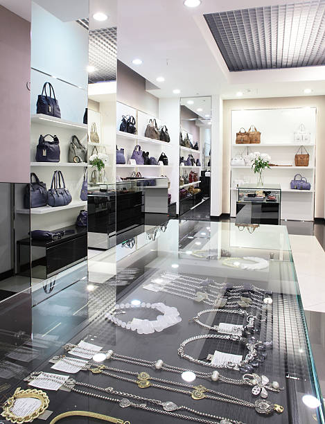 خردهفروشی لوکس و فناوری 2025