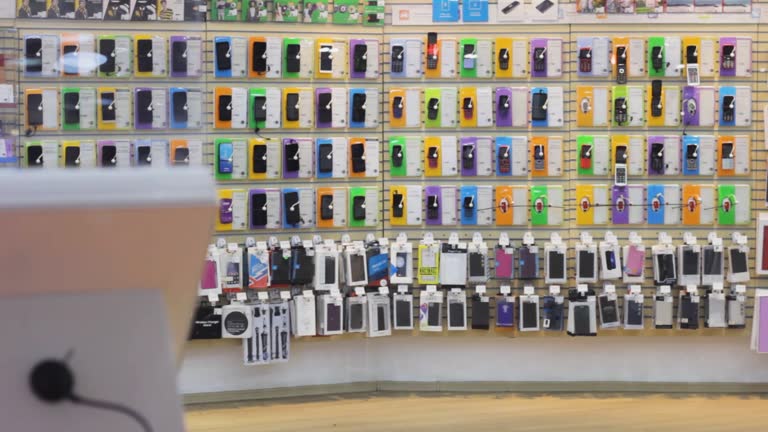 ویترین فروشگاه موبایل و لوازم جانبی با استراتژی جذب مشتری محلی در سال 2025