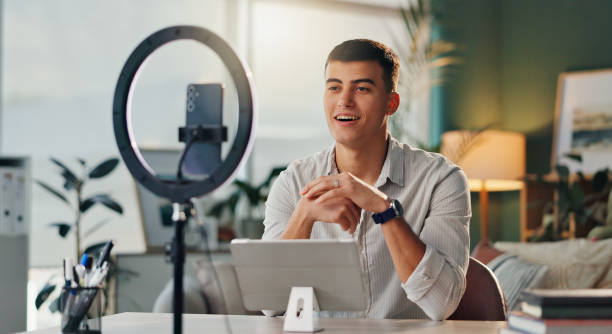 خالق محتوا در حال کار با موبایل برای بازاریابی آنلاین