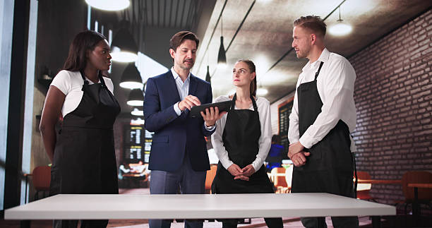 تیم مدیریتی کارخانه مواد غذایی در حال بررسی گزارش‌های نرم افزار CRM صنایع غذایی