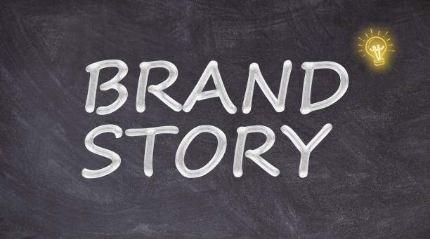 تخته سیاهی که روی آن عبارت Brand Story به همراه یک لامپ روشن نوشته شده و نمادی از اهمیت ایدهپردازی برای داستانسرایی برند رستورانهای سنتی است.