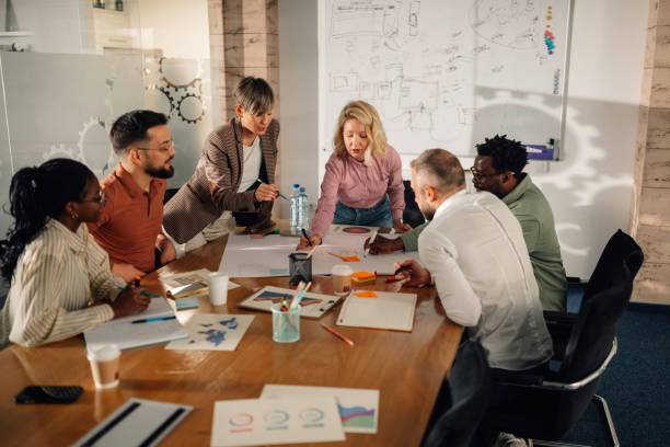 تیم بازاریابی در حال تدوین استراتژی اینباند مارکتینگ برای استارتاپ فناوری در مهاباد