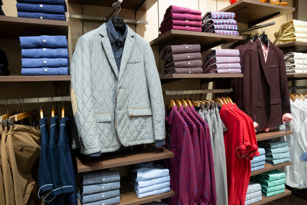 بوتیک لباس مردانه با ویترین مدرن و مد روز که نشاندهنده اهمیت هویت بصری است.