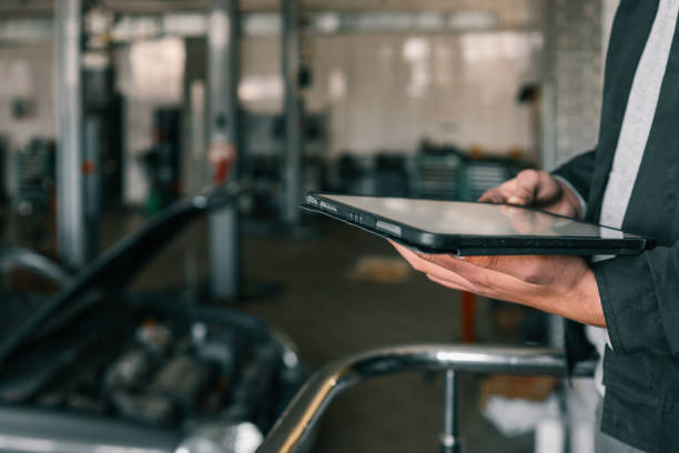 دیجیتال مارکتینگ برای تعمیرگاه خودرو با استفاده از تبلت برای تشخیص و رزرو آنلاین