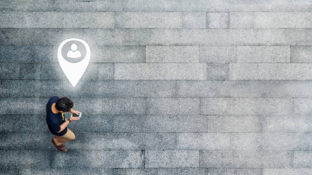 مراجعین محلی در حال جستجوی کلینیک زیبایی با موبایل در خیابان