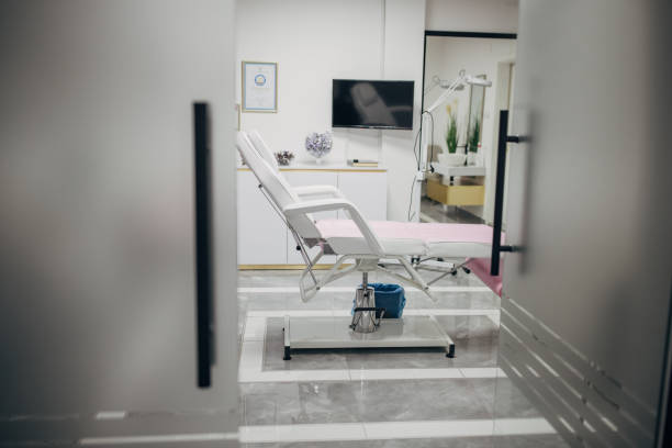 فضای داخلی یک کلینیک زیبایی مدرن و مجهز برای جذب مراجعین