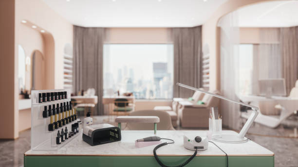 فضای داخلی لوکس و مدرن یک سالن خدمات ناخن و اسپا - بازاریابی سالن زیبایی 2025