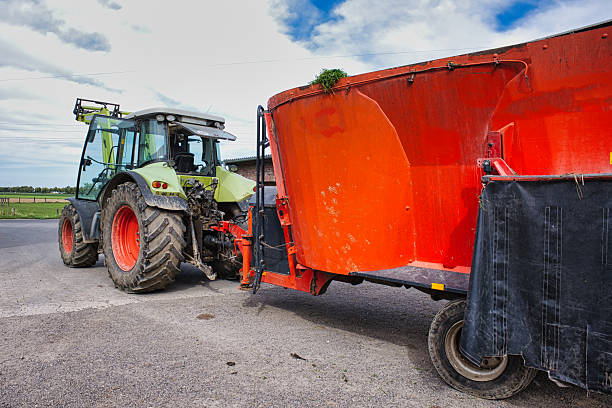 تراکتور مدرن نمادی از خدمات کشاورزی نوین و فناوری در کشاورزی