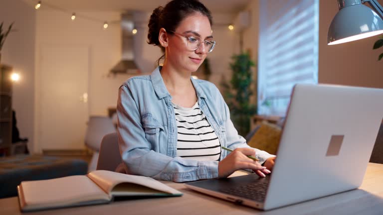 پلتفرم آموزش آنلاین آرایشگری برای توانمندسازی هنرجویان زیبایی توسط پینو سایت