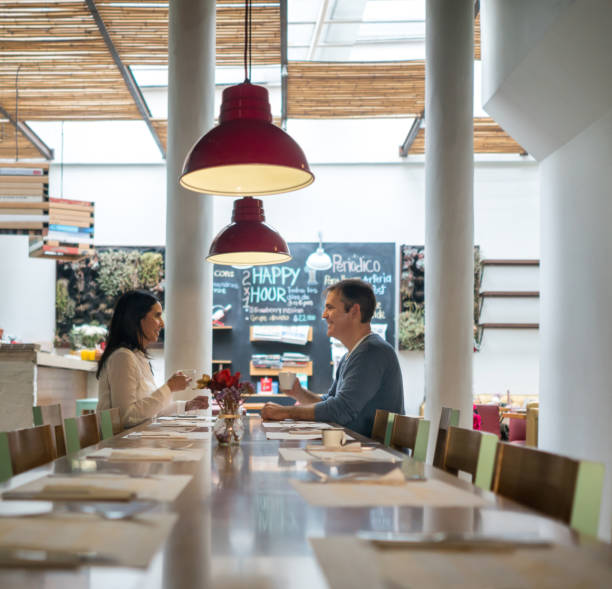 زوج خوشحال در رستوران - نماد جذب مشتری با سئو محلی