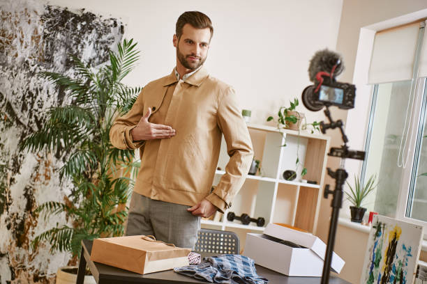 اینفلوئنسر و مدلینگ آنلاین مردانه در حال تولید محتوا برای برندینگ دیجیتال پوشاک