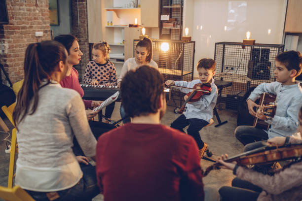 کلاس پر از هنرجوی آموزشگاه موسیقی، نتیجه جذب هنرجو از طریق بازاریابی دیجیتال و تولید محتوای ویدئویی