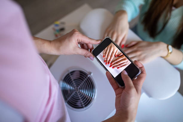 بازاریابی شبکههای اجتماعی برای کاشت ناخن در قم