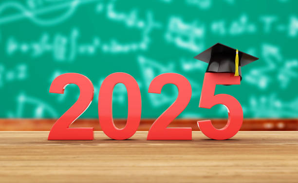 مفهوم طراحی خلاقانه سال 2025 با کلاه فارغالتحصیلی، نمادی از جذب دانشجو در سال 2025