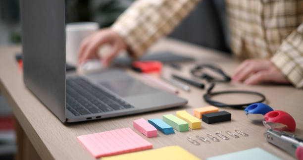 میز کار منظم با لوازم اداری، نشانگر تجربه کاربری بهینه در سایت لوازم تحریر