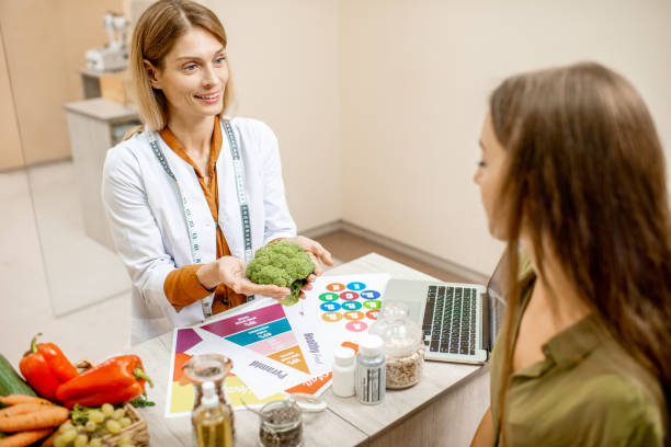 متخصص تغذیه در حال مشاوره آنلاین با مراجع