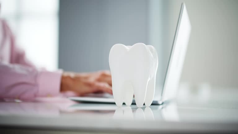 اندازهگیری موفقیت و رشد مطب دندانپزشکی با تحلیل دادهها تحلیل دادههای مالی و بیمه آنلاین دندانپزشکی