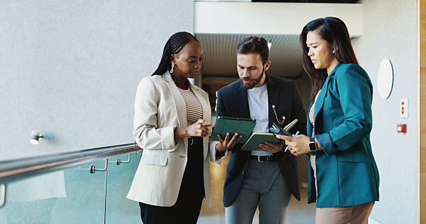 تیم حقوقی در حال بررسی استراتژی آنلاین و طراحی سایت وکالت