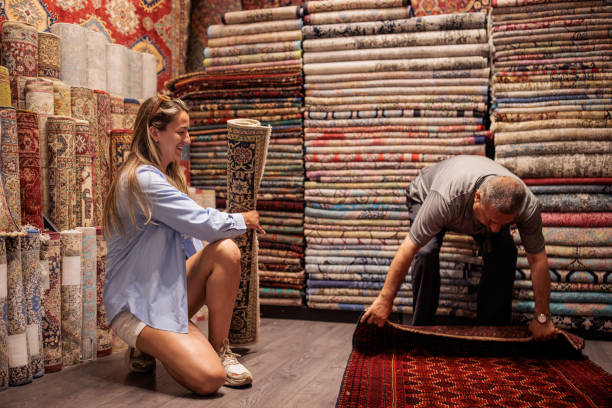 تیم فروش یک فروشگاه فرش در حال بررسی وبسایت فروشگاهی خود و استراتژی تجارت الکترونیک