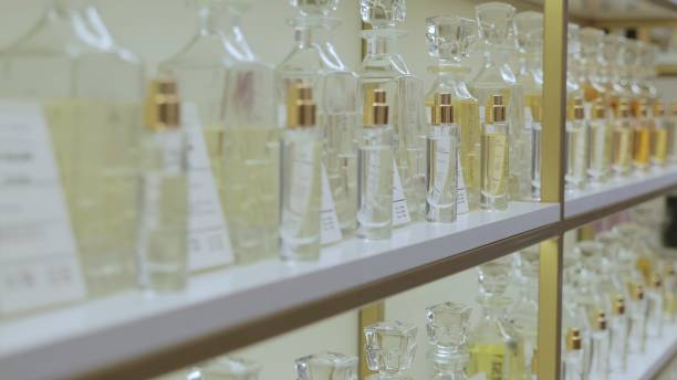 قفسه‌های یک فروشگاه عطر و ادکلن لوکس