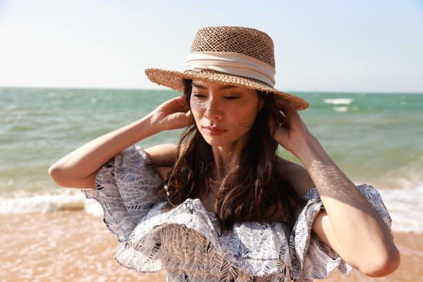 گردشگر در حال جستجوی بهترین رستوران سنتی رشت با موبایل