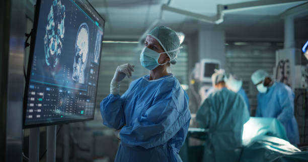 پزشک ارتوپد در مشهد با استفاده از تبلت در حال مدیریت برنامه کاری و نوبت‌های آنلاین کلینیک