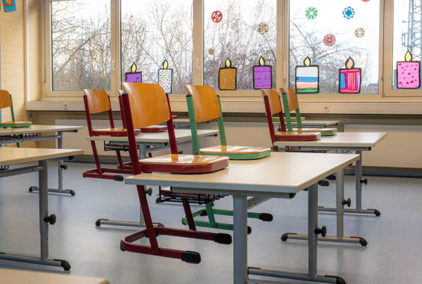 صندلی قرمز در کلاس درس، نماد متمایز شدن در بازار آموزش با استراتژی دیجیتال مارکتینگ