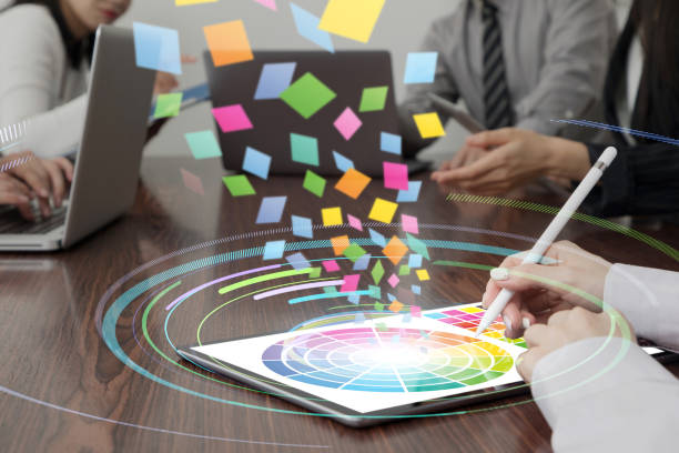 طراحی رابط کاربری وبسایت آموزش زبان طراح گرافیک در حال کار بر روی رابط کاربری (UI) با استفاده از پالتهای رنگی برای یک وبسایت آموزش زبان