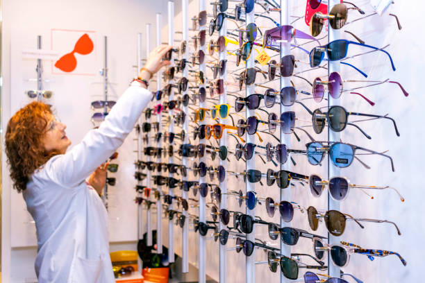 تنوع عینک به عنوان محتوای بصری در فروشگاه عینک ویترین فروشگاه عینک با انواع فریمها برای بازاریابی آنلاین