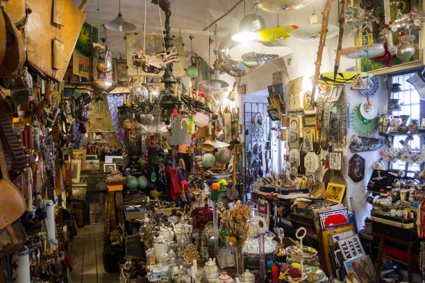 فروشگاه عتیقه‌جات و کتاب فروشی سنتی