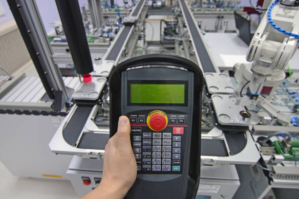 مفهوم صنعت 4.0 و مقایسه کارخانه سنتی با کارخانه هوشمند مجهز به اتوماسیون صنعتی