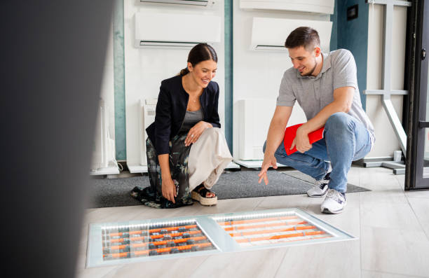 نصاب کفپوش در اهواز در حال مشاوره به مشتری